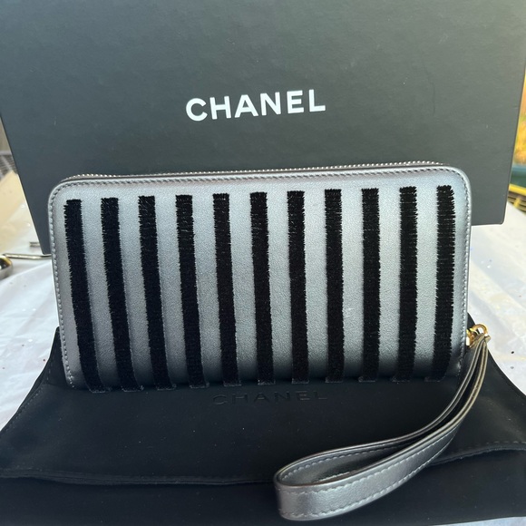 CHANEL WRISTLET/WALLET NEW IN BOX WITH COA CARD - Picture 7 of 13
